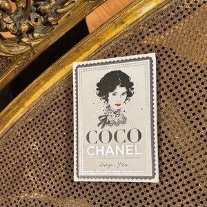 CHANEL Illustrated Fashion Icon Book